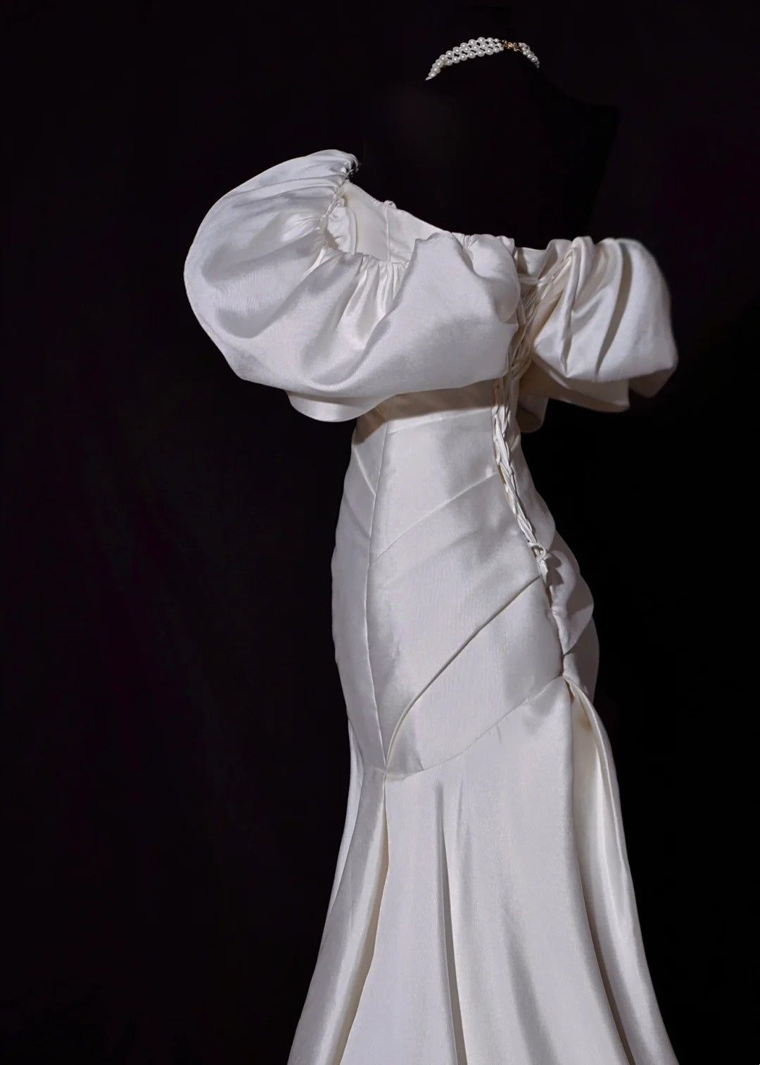 Robe de mariée classique sirène épaules dénudées en satin ivoire manches courtes, coupe ajustée AB2529