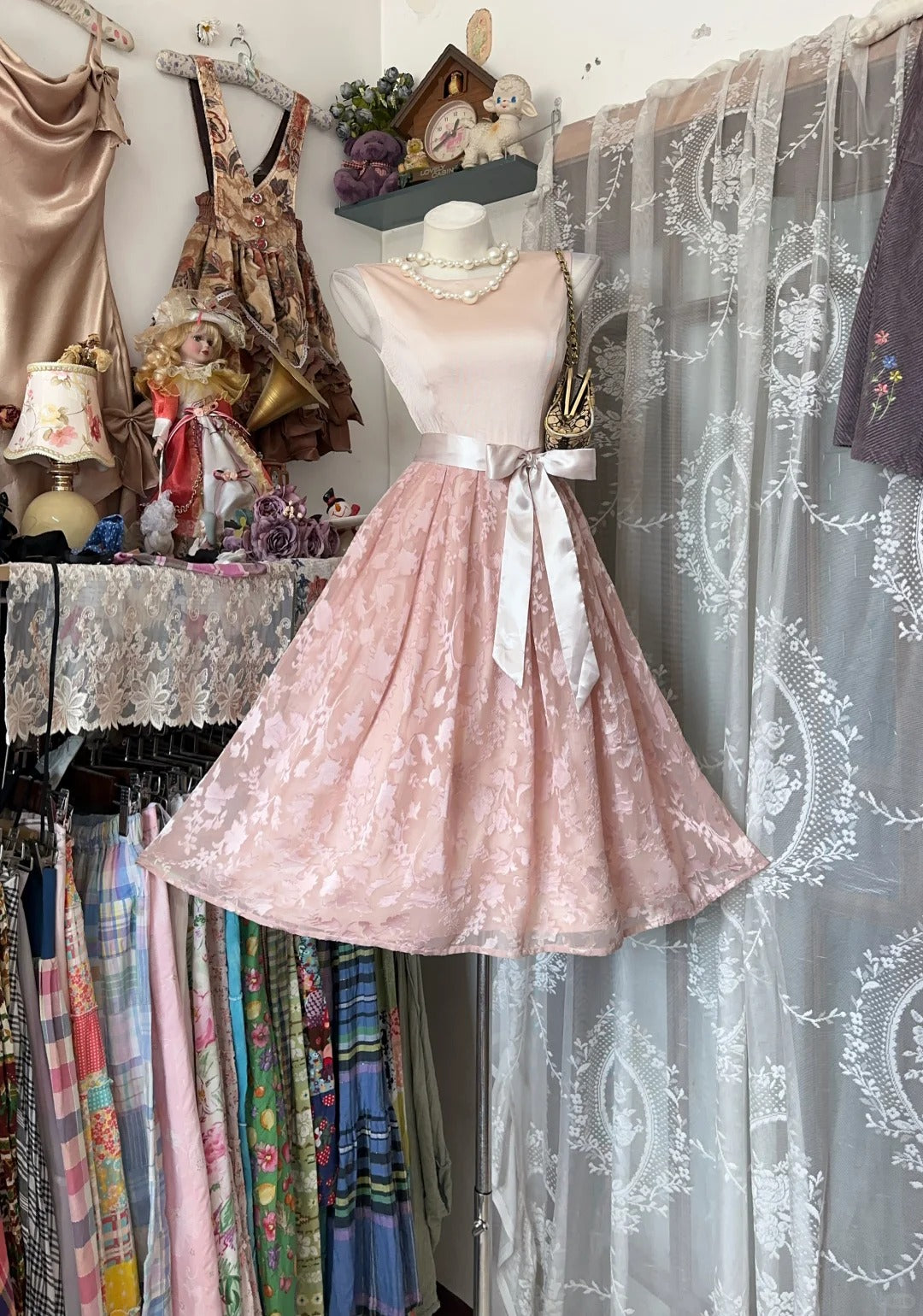 Robes de bal de fin d'année intemporelles ligne A en dentelle rose blush longueur genou pour le lycée RB4479