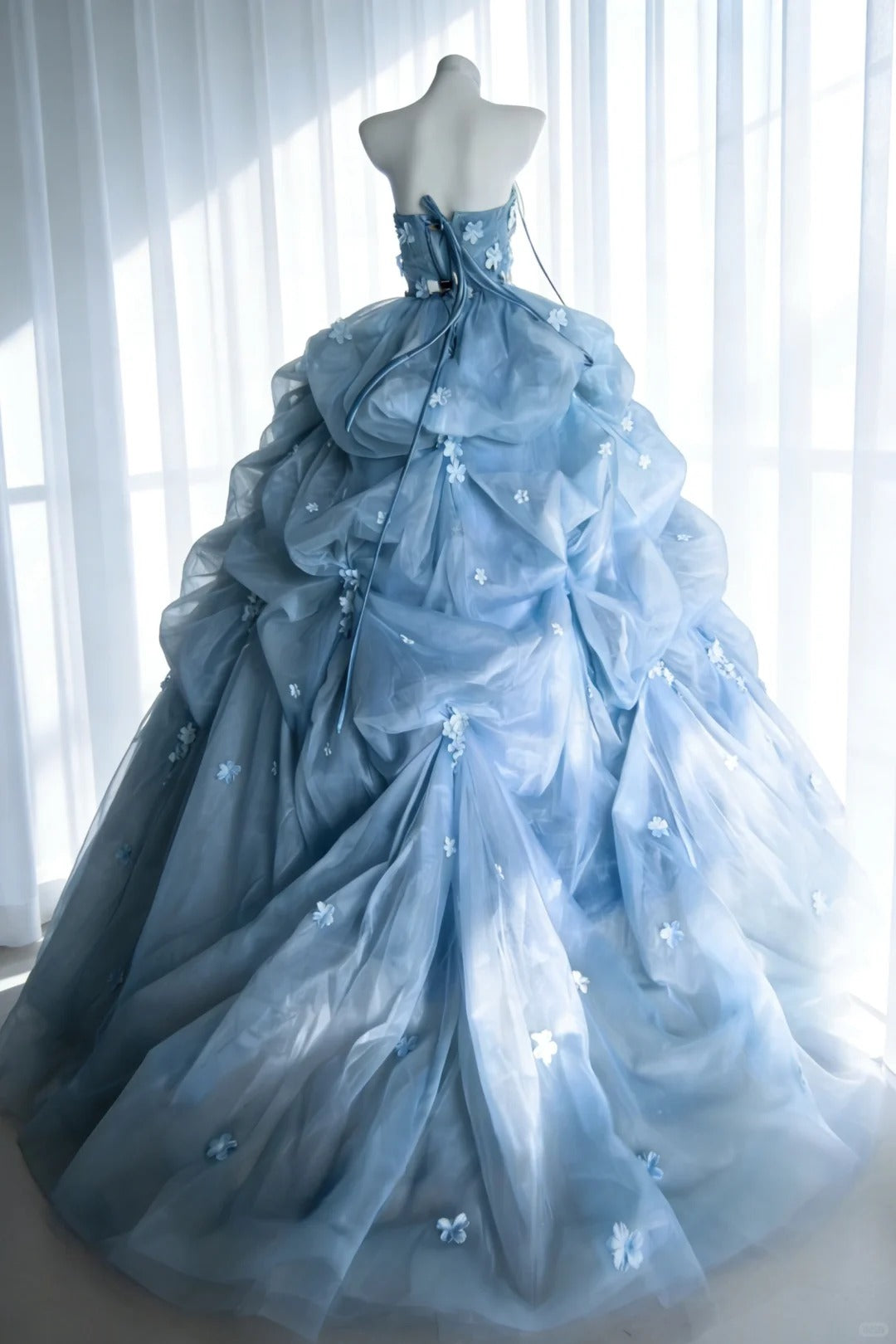 Robes de bal modestes Robe de bal bustier en tulle bleu avec fleurs longue robe de quinceañera N3048