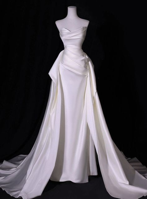 Einfaches weißes Meerjungfrauen-Brautkleid aus Satin, trägerlos, mit Falten, AB971