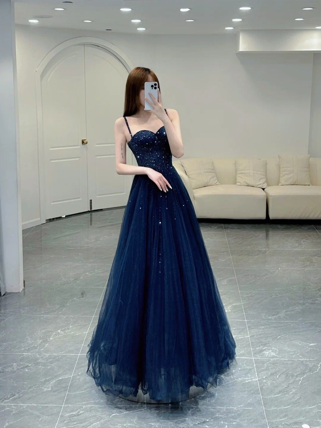 Einzigartiges, langes, marineblaues A-Linien-Abendkleid mit Spaghettiträgern aus dunkelblauem Tüll – Inspiration für ein formelles Abendkleid AB716