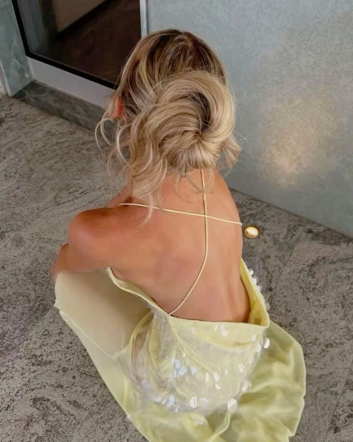 Elegantes, langes, rückenfreies Meerjungfrauen-Abendkleid mit Spaghettiträgern, gelben Pailletten und AB2087