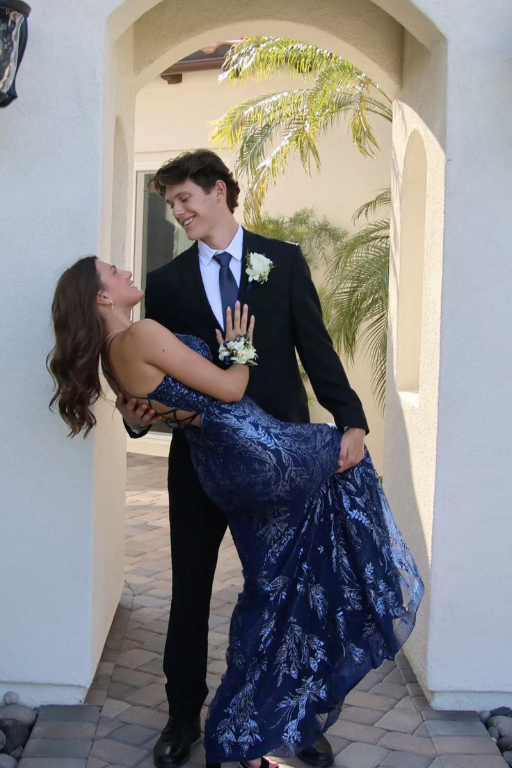 Robe de soirée sirène bleu marine à fines bretelles et sequins, modèle N718