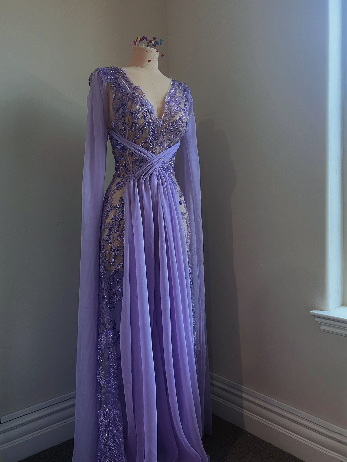 Elegantes Ballkleid: Beeindruckendes Outfit – A-Linien-Kleid mit V-Ausschnitt aus lila Chiffon, langes, halbformelles Partykleid für Teenager und Gymnasien AB1965