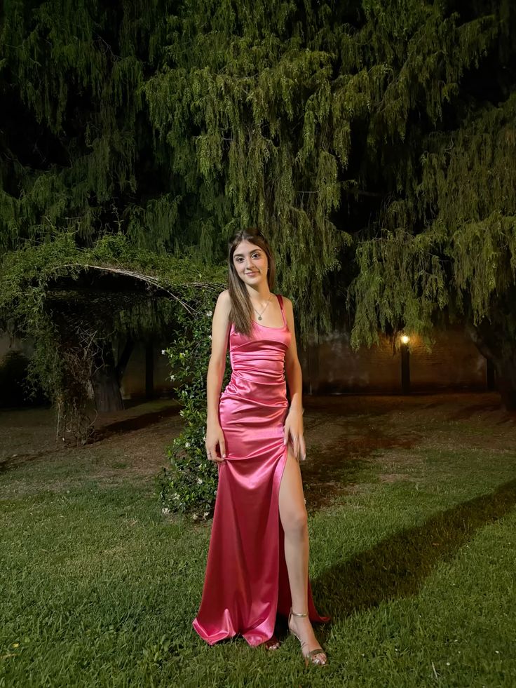 Elegantes, figurbetontes Meerjungfrauen-Abendkleid mit eckigem Ausschnitt, pinkfarbenem Satin, plissiertem Rock, langem Schlitz und engem Rock, ideal für festliche Anlässe wie Abschlussbälle und Partys (AB769).