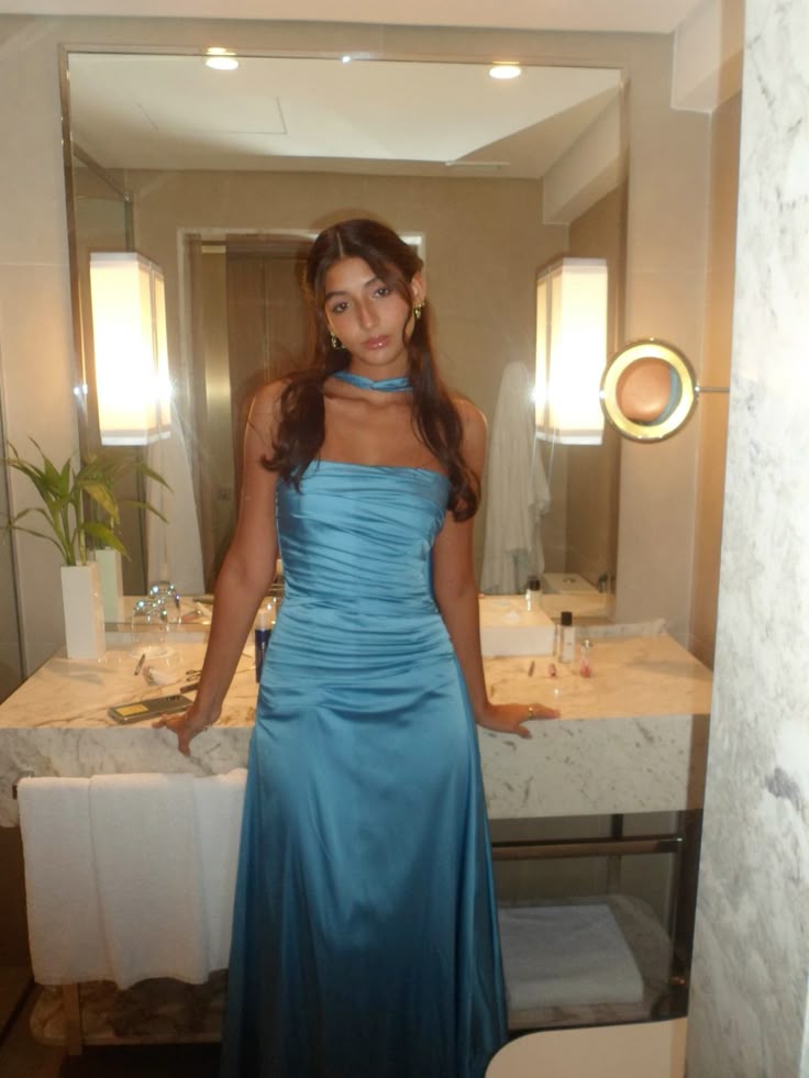 Robe de sirène bustier en satin bleu avec foulard, inspirée par une inspiration sirène, longue et sans manches, idéale pour un mariage, un anniversaire ou toute autre occasion (N1537).