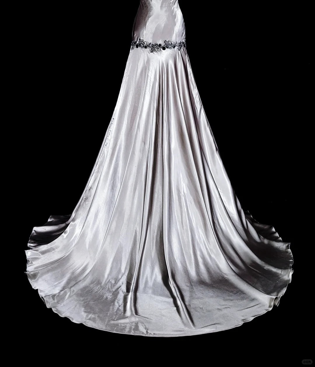 Robe de bal vintage sirène esthétique dos nu en taffetas gris argenté, inspiration classique, ornée de cristaux et de pierres précieuses N2000