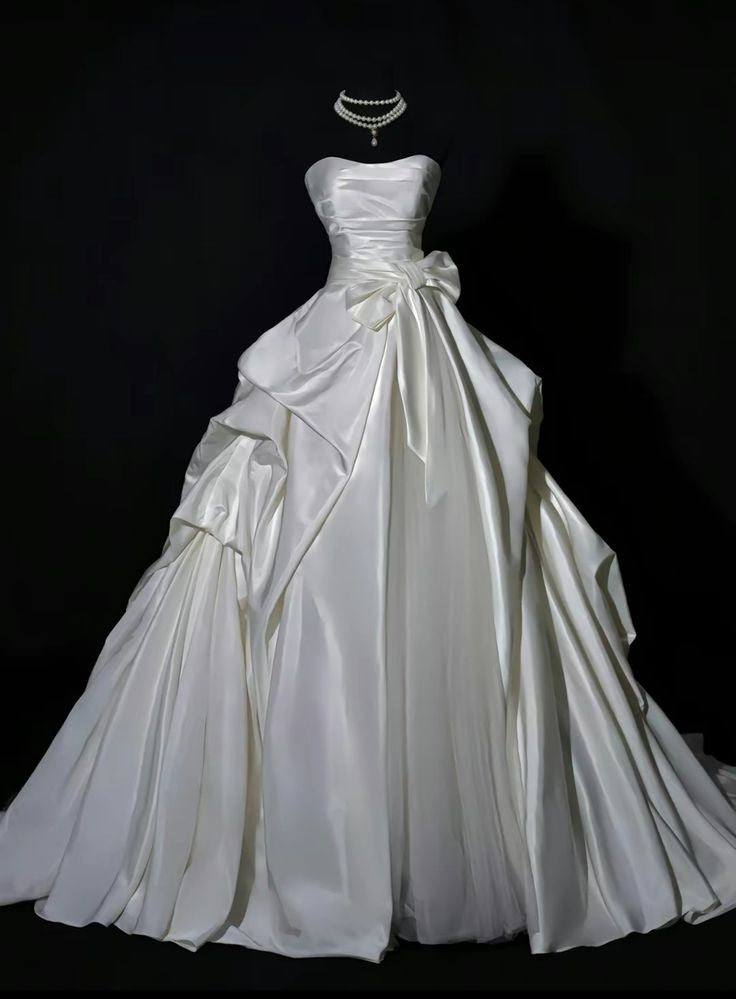Romantisches, trägerloses Ballkleid im 80er-Jahre-Stil mit Schleife, plissiertem, weißem Satin und Schleppe, Hochzeitskleid AB1485