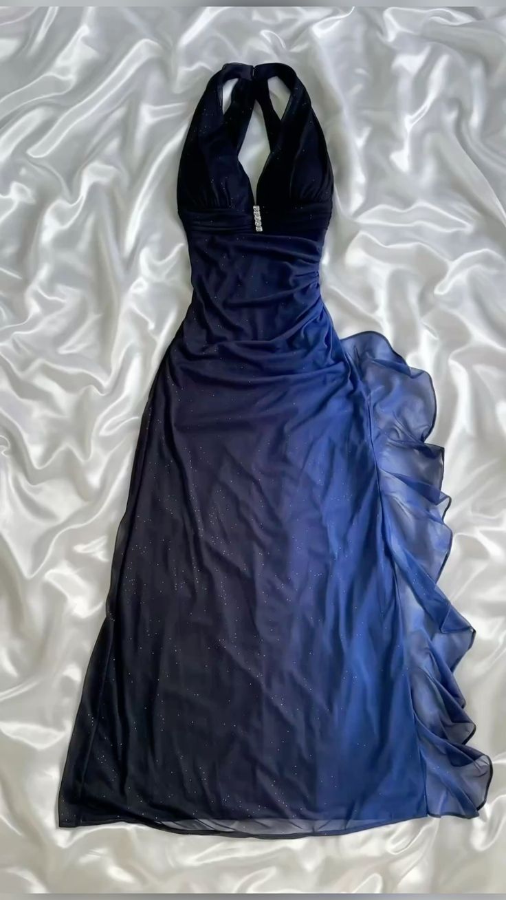 Einzigartiges, langes A-Linien-Abendkleid aus Chiffon mit Ombré-Effekt in Marineblau und Neckholder – Inspiration für ein formelles Abendoutfit in Dunkelblau (AB725)