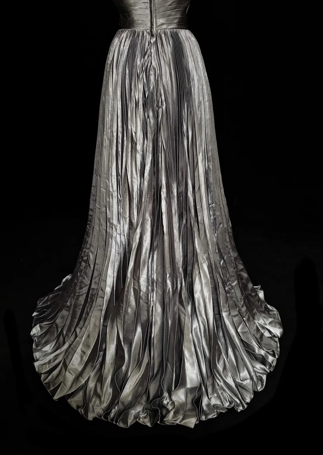Robe de bal longue vintage années 1960, dos nu, sans manches, en satin plissé gris argenté, coupe trapèze, N1575