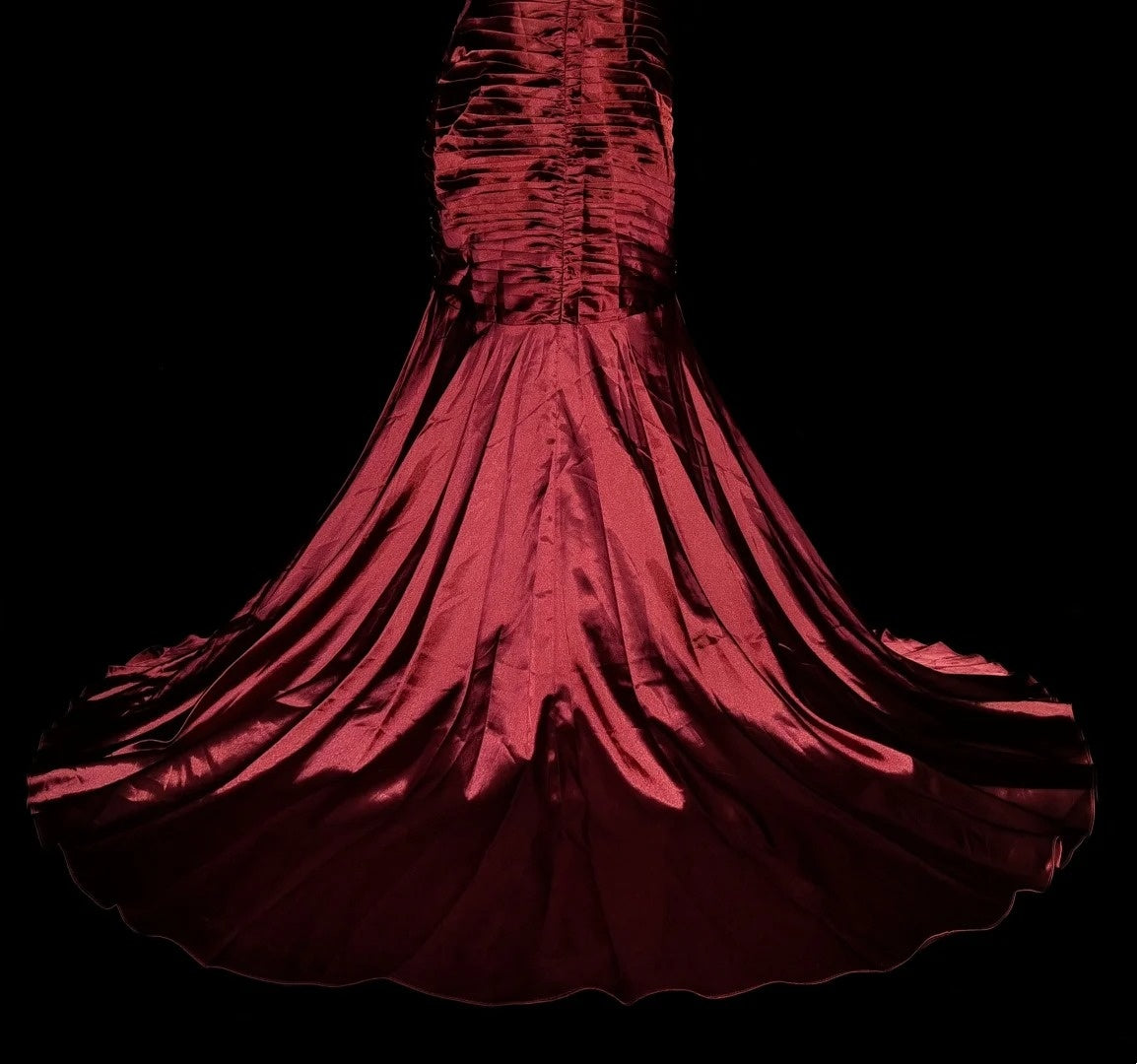 Robe de bal rétro sirène bustier cœur en satin bordeaux vin avec perles et sans manches, style années 70, robe de soirée longue et formelle N1493