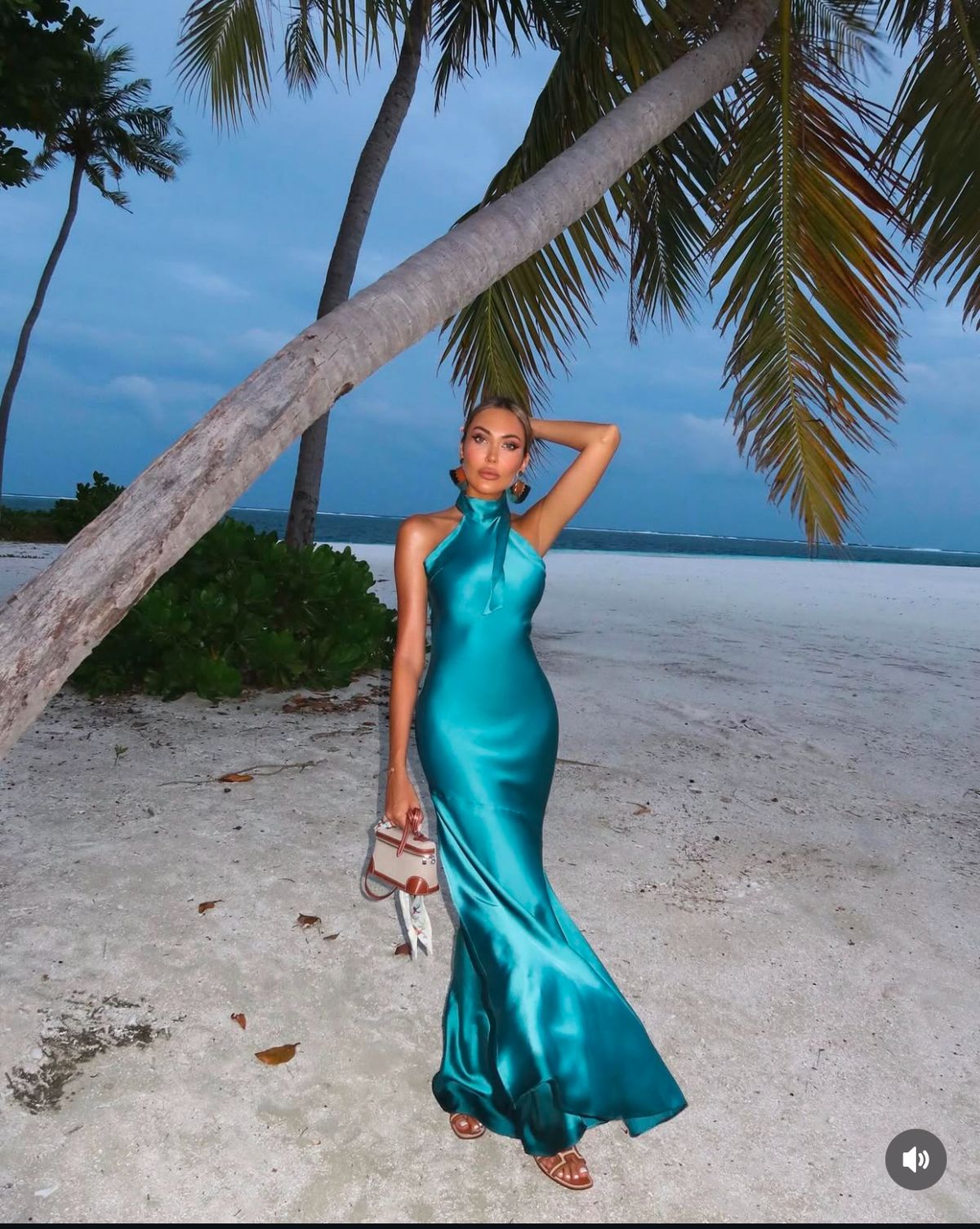 Schlichtes, langes Meerjungfrauen-Abendkleid aus blauem Seidensatin mit hohem Kragen – Inspiration für formelle Anlässe und festliche Partys AB1259