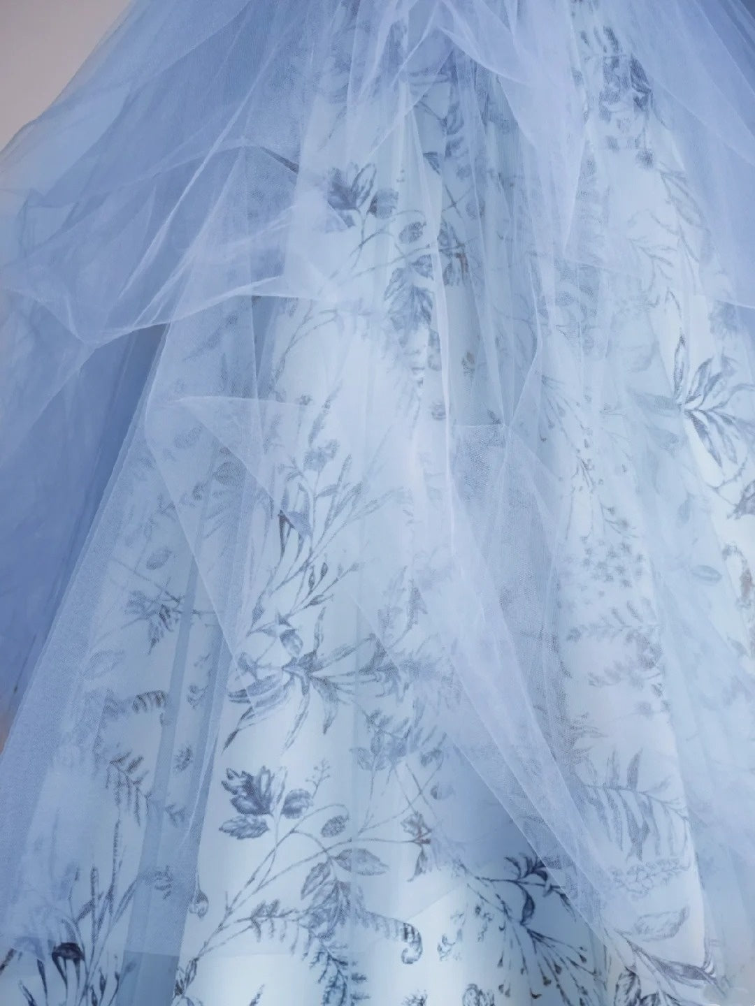 Niedliches Ballkleid mit Herzausschnitt, blauer Tüll, floral, ärmellos, mit perlenbesetztem Oberteil, langes Kleid für Quinceañera, Sweet 15 oder 16 Geburtstag, Outfit N689