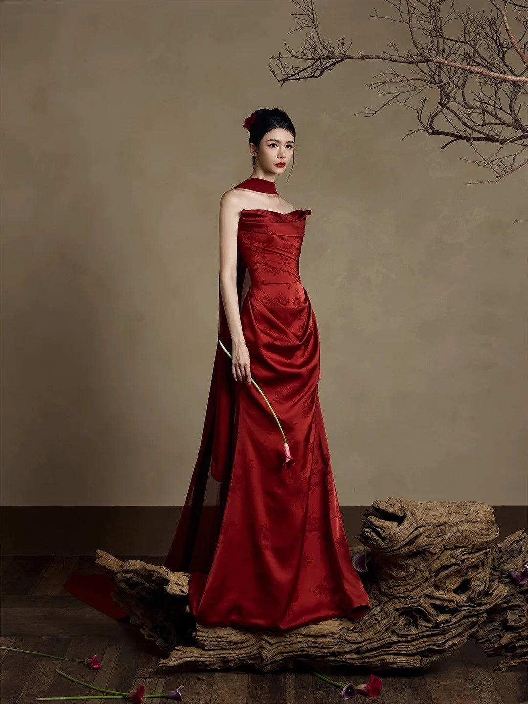 Robe de bal longue en satin bordeaux, décolleté sirène et foulard, inspiration robe de soirée N230