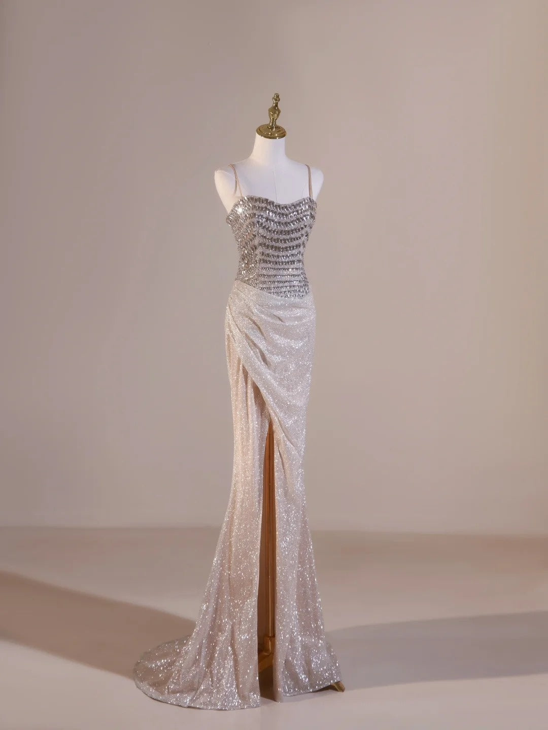 Robe de bal longue sirène sexy à fines bretelles, couleur champagne, ornée de perles et fendue, idéale pour un 19e anniversaire. Modèle N238.