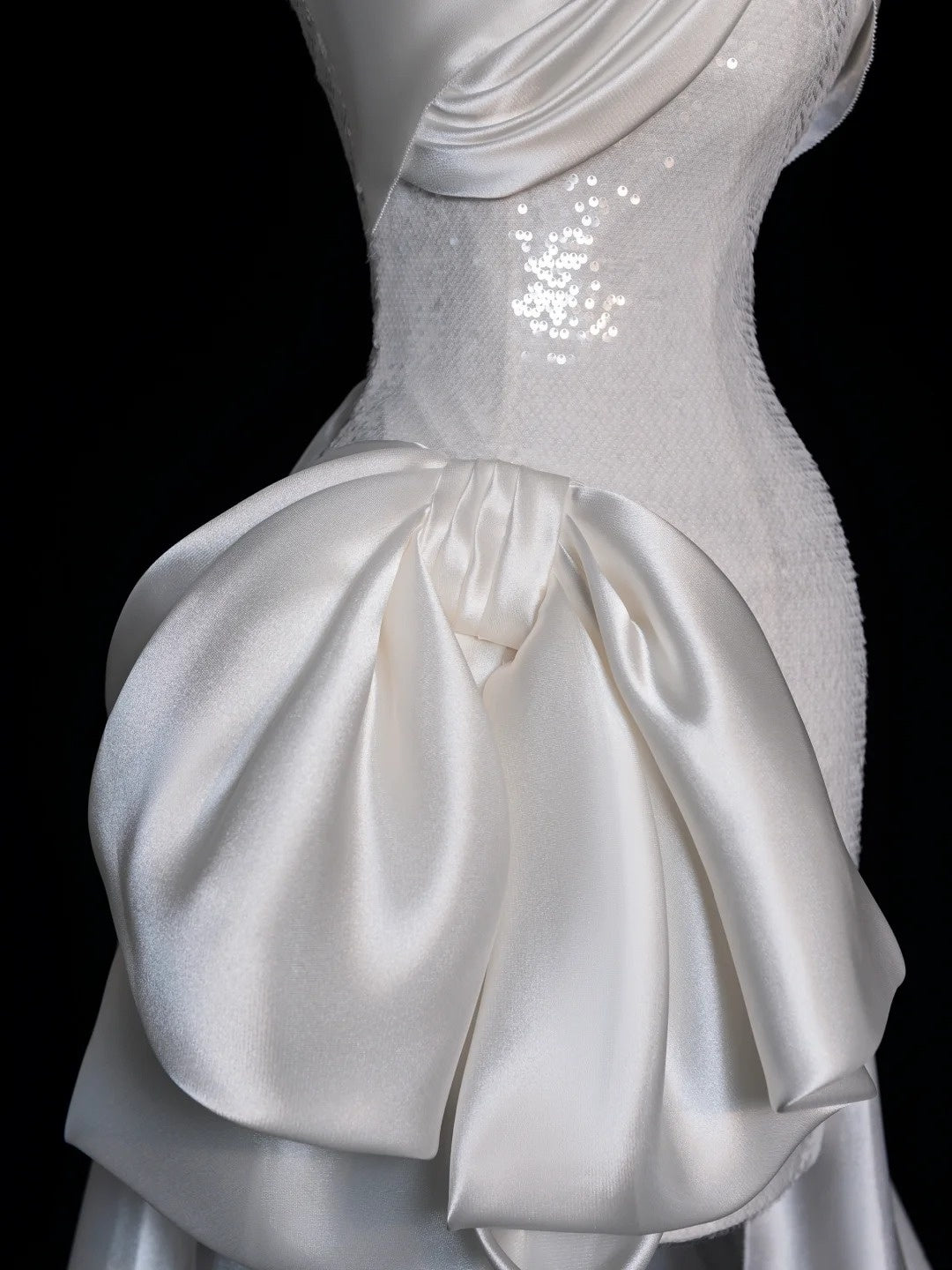 Robe de mariée fourreau élégante de princesse, sans bretelles, blanche à sequins avec traîne en satin, courte, style féerique, idéale pour un mariage d'été (N668)