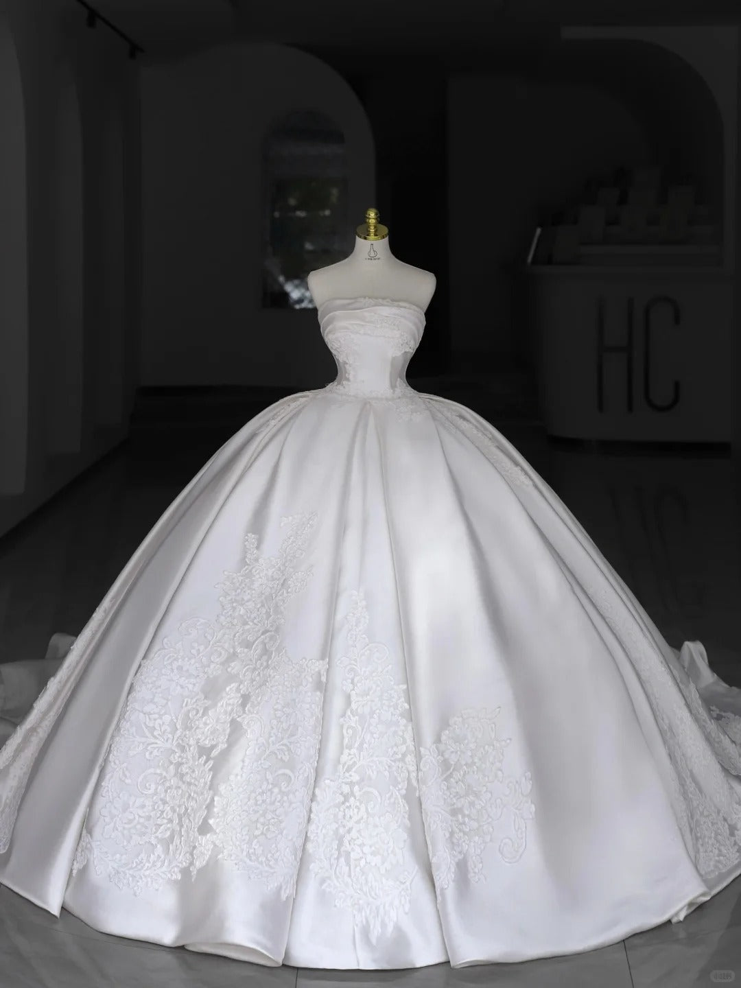 Robes de mariée intemporelles Robe de bal bustier en satin blanc avec longue robe de mariée ornée d'appliqués N2985