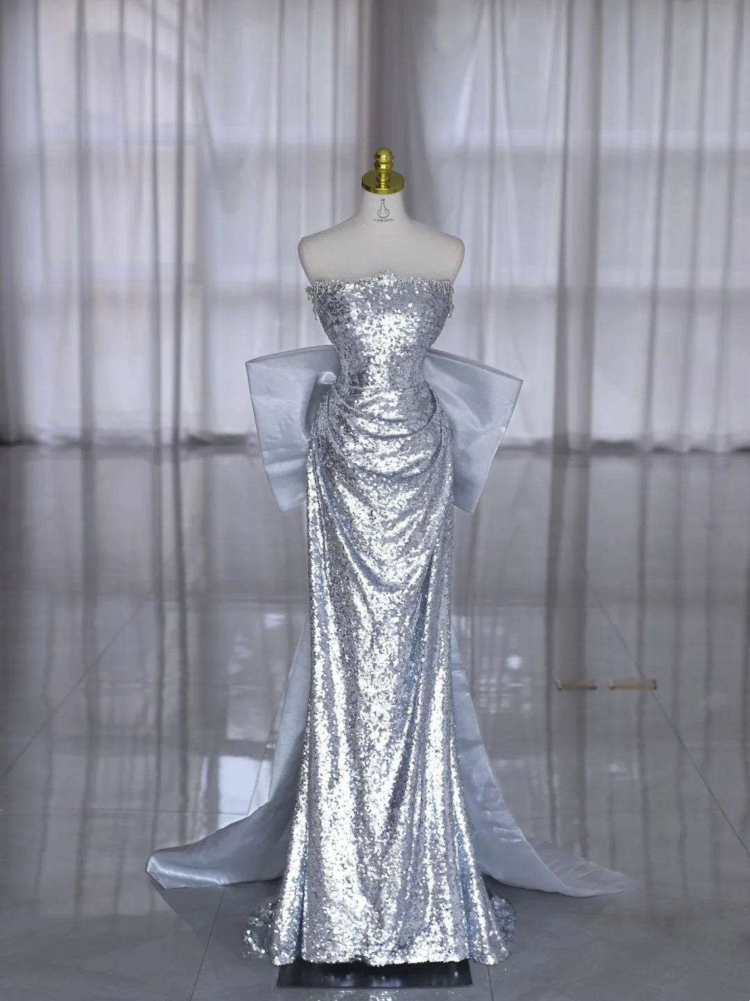 Robes de bal élégantes sirène bustier gris argenté à sequins avec longue robe de soirée plissée N2940
