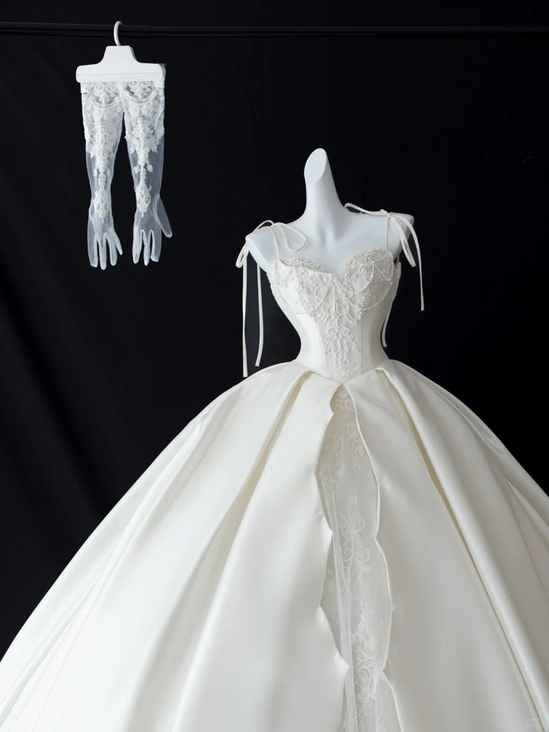 Robes de mariée simples Robe de bal Bretelles fines Satin blanc avec dentelle Robe de mariée longue blanche N2951