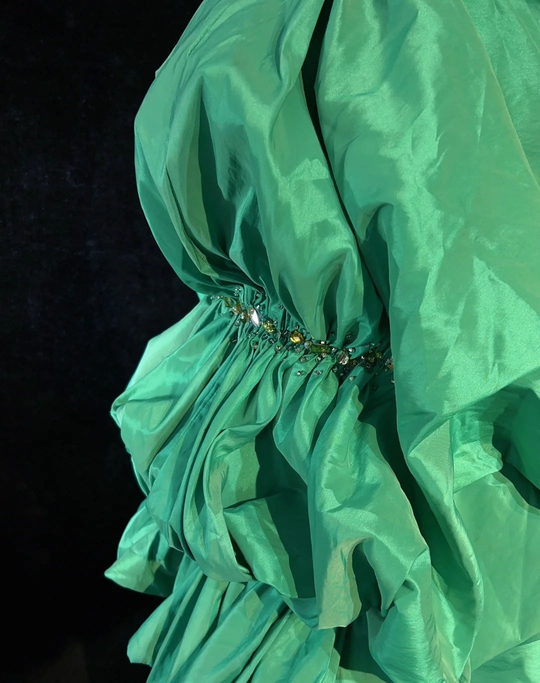 Wunderschöne Ballkleider für den Abschlussball, herzförmiger Ausschnitt, grüner Satin mit gerafften langen Abendoutfits N3379