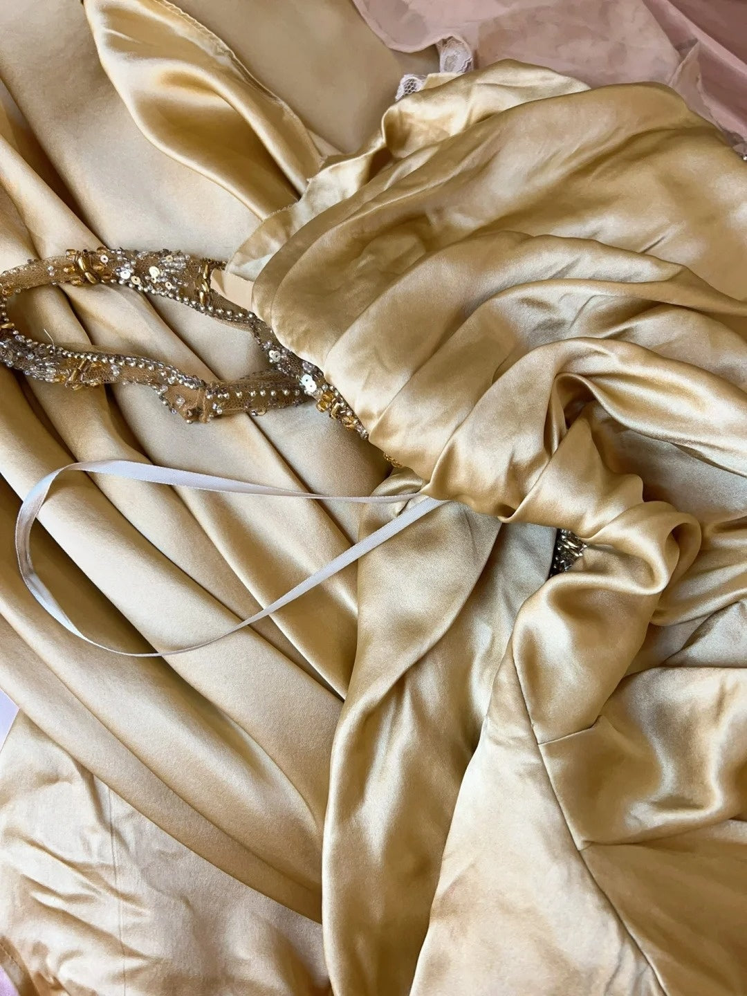 Bescheidene Ballkleider Meerjungfrau Neckholder Gold Satin mit Perlenstickerei Spitze Langes Festliches Abendkleid N3865