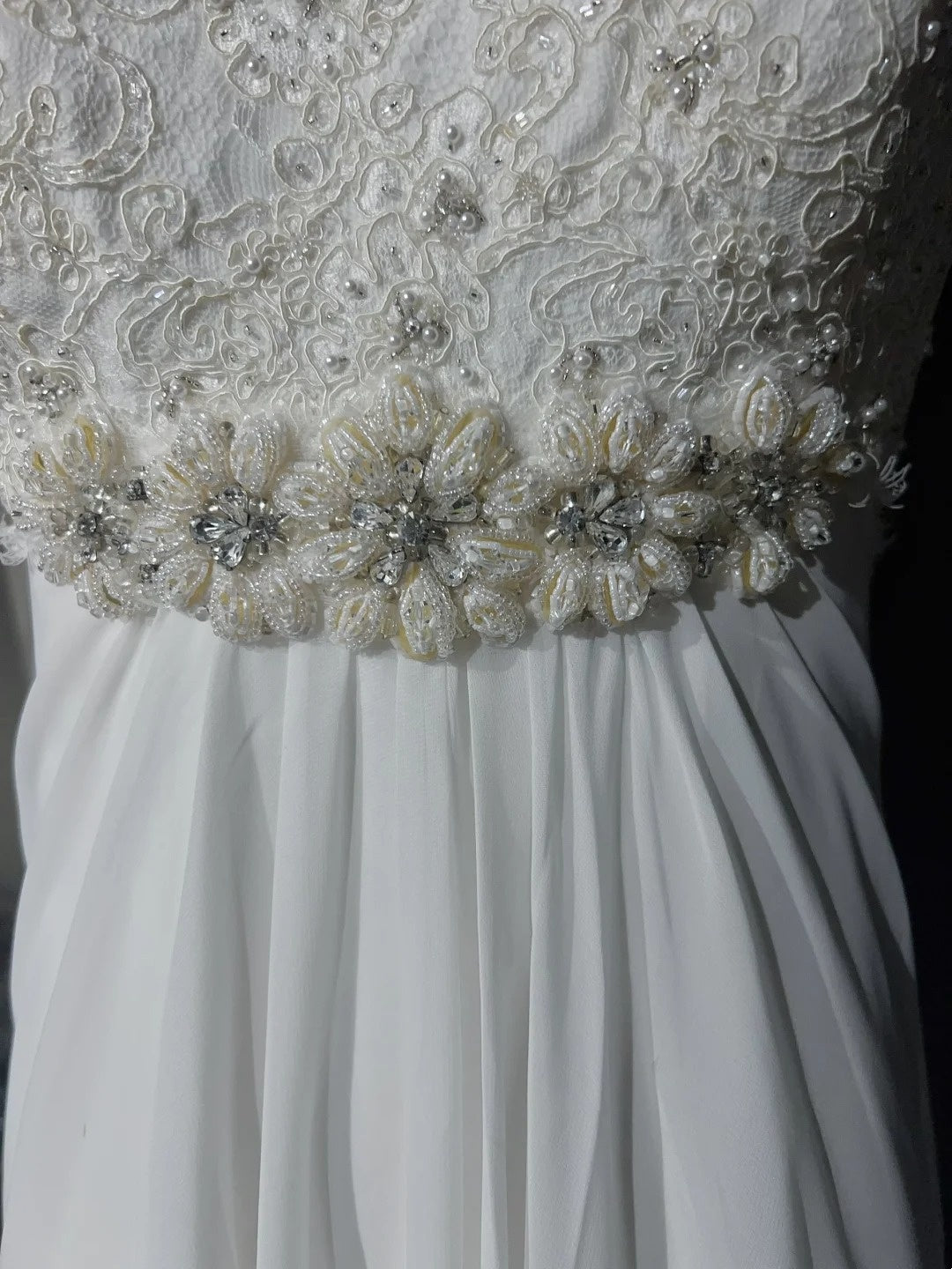 Robes de mariée intemporelles ligne A en mousseline de soie blanche à fines bretelles avec longue robe de mariée perlée N3018