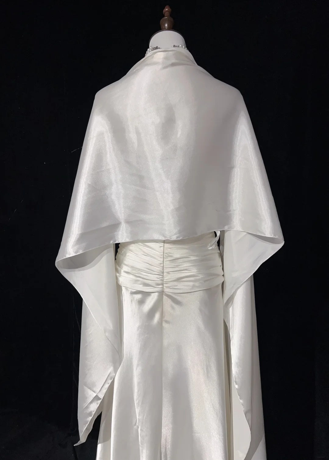 Vintage Ballkleider A-Linie Neckholder Weiß Satin mit plissiertem Cape 1960er Langes Abendkleid N2604