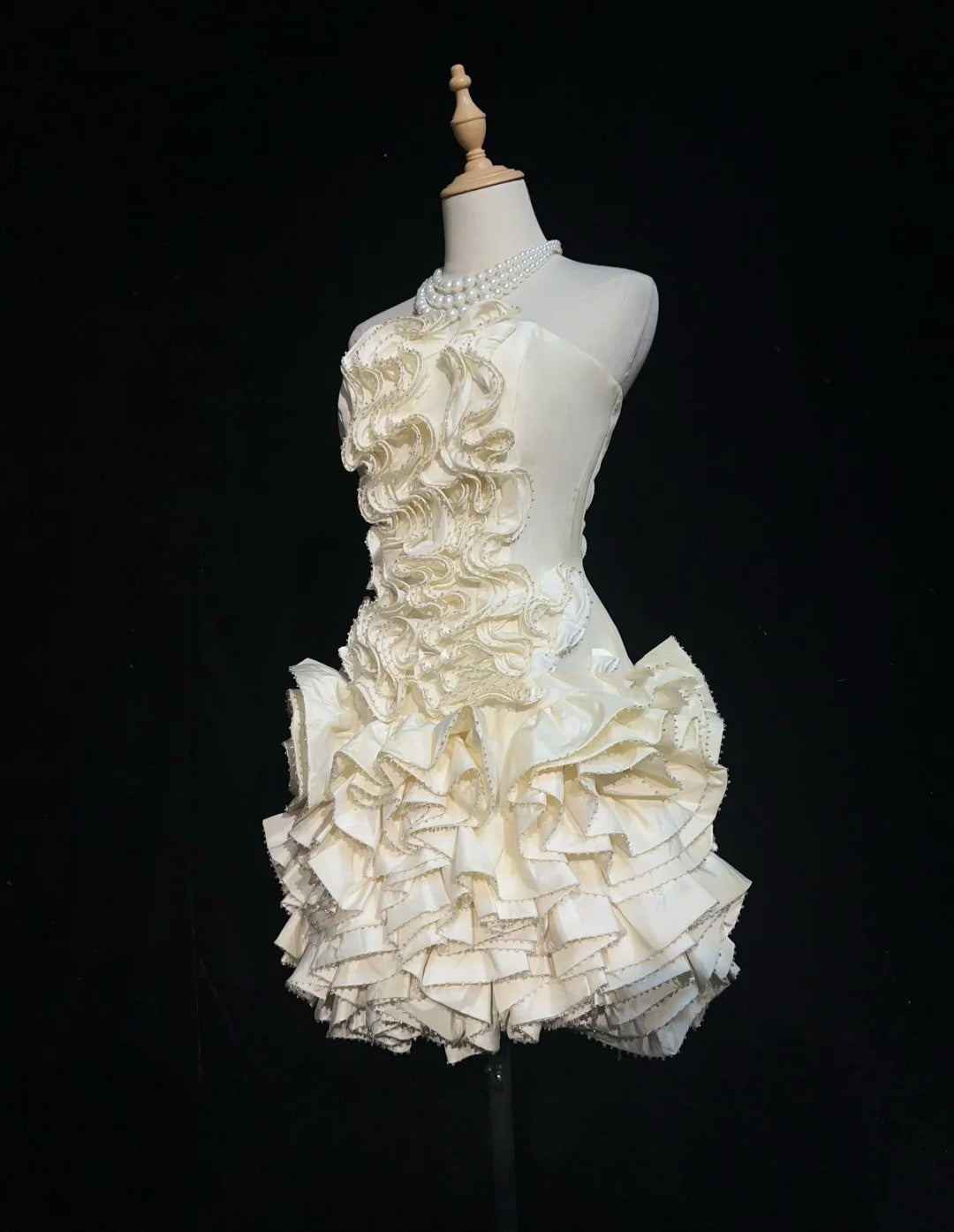 Zeitlose Hochzeitskleider Etui Trägerlos Beige Satin Mit Rüschen Kurzes Brautkleid N3004