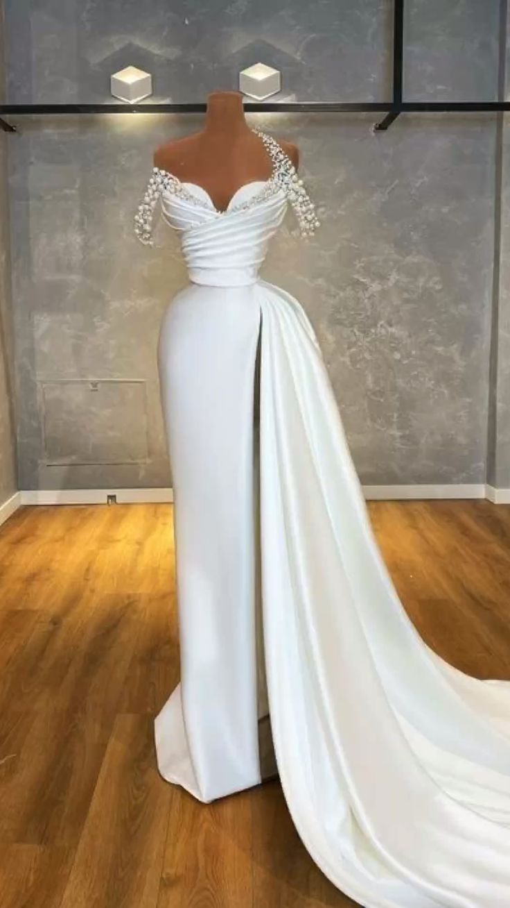 Neu eingetroffen: Langes, weißes Meerjungfrauen-Abendkleid mit Herzausschnitt und Schlitz, verziert mit Perlen, Inspiration für formelle Abendveranstaltungen AB1653