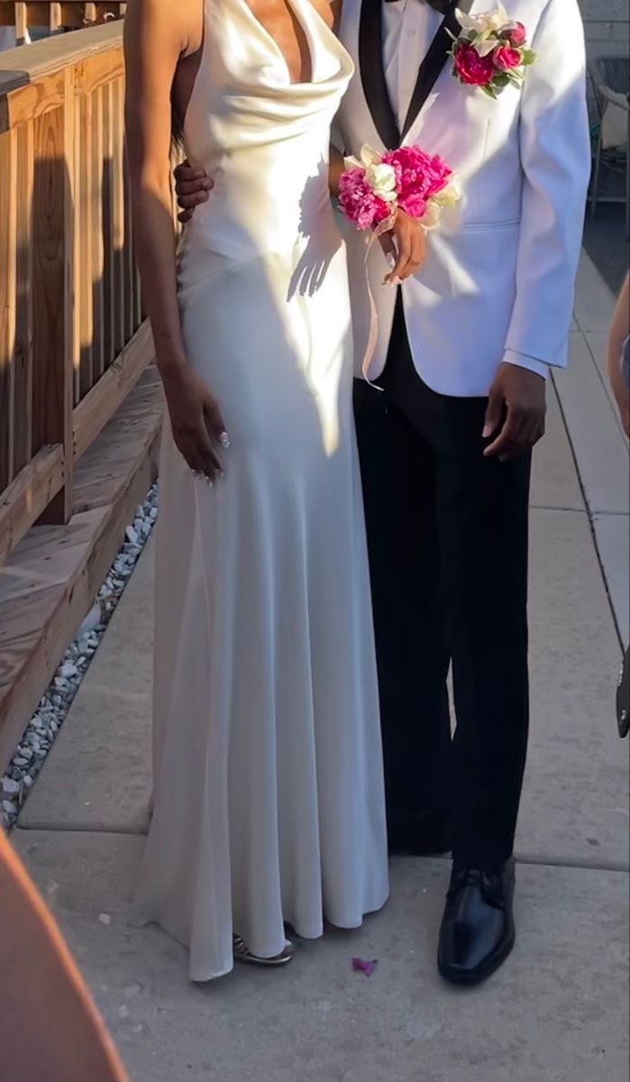 Einfaches, langes, elegantes Meerjungfrauenkleid mit V-Ausschnitt aus weißem, seidigem Satin – perfekt für festliche Anlässe wie Abschlussball, Abendveranstaltung oder Dinnerparty. AB2032