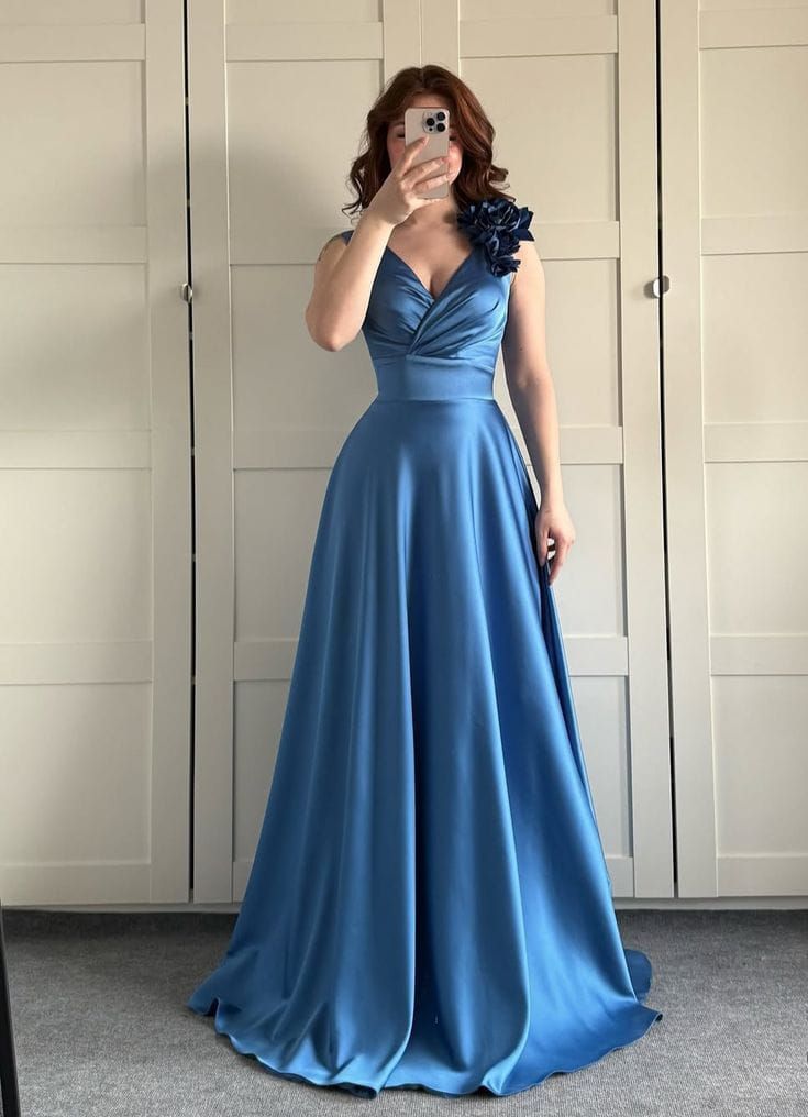 Robe de soirée longue sans manches en satin bleu roi, coupe trapèze, col en V, plissée, AB1874