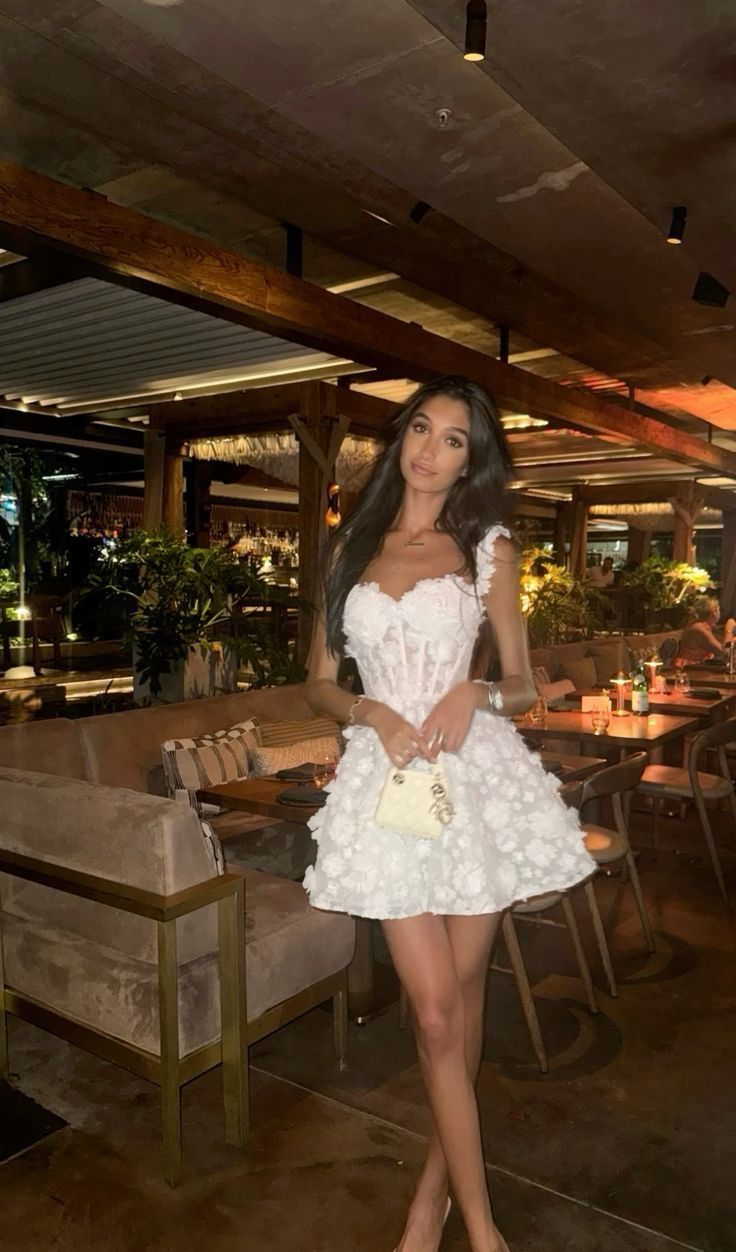 Élégante Robe de Bal Cœur Blanche avec Bretelles Dentelle Courte Robe Hoco Idées Robes de Bal de Rentrée en Dentelle RB4080