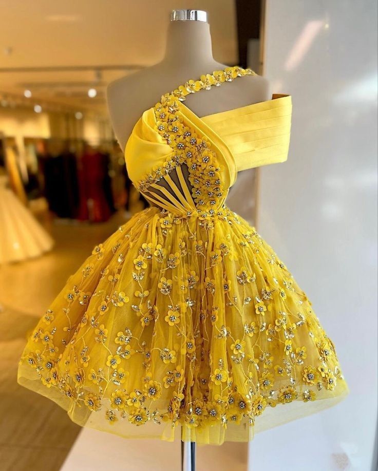 Robe de Soirée Élégante Asymétrique Jaune Dentelle Mini Courte Robe de Fête d'Anniversaire Idées de Robes de Rentrée RB4095