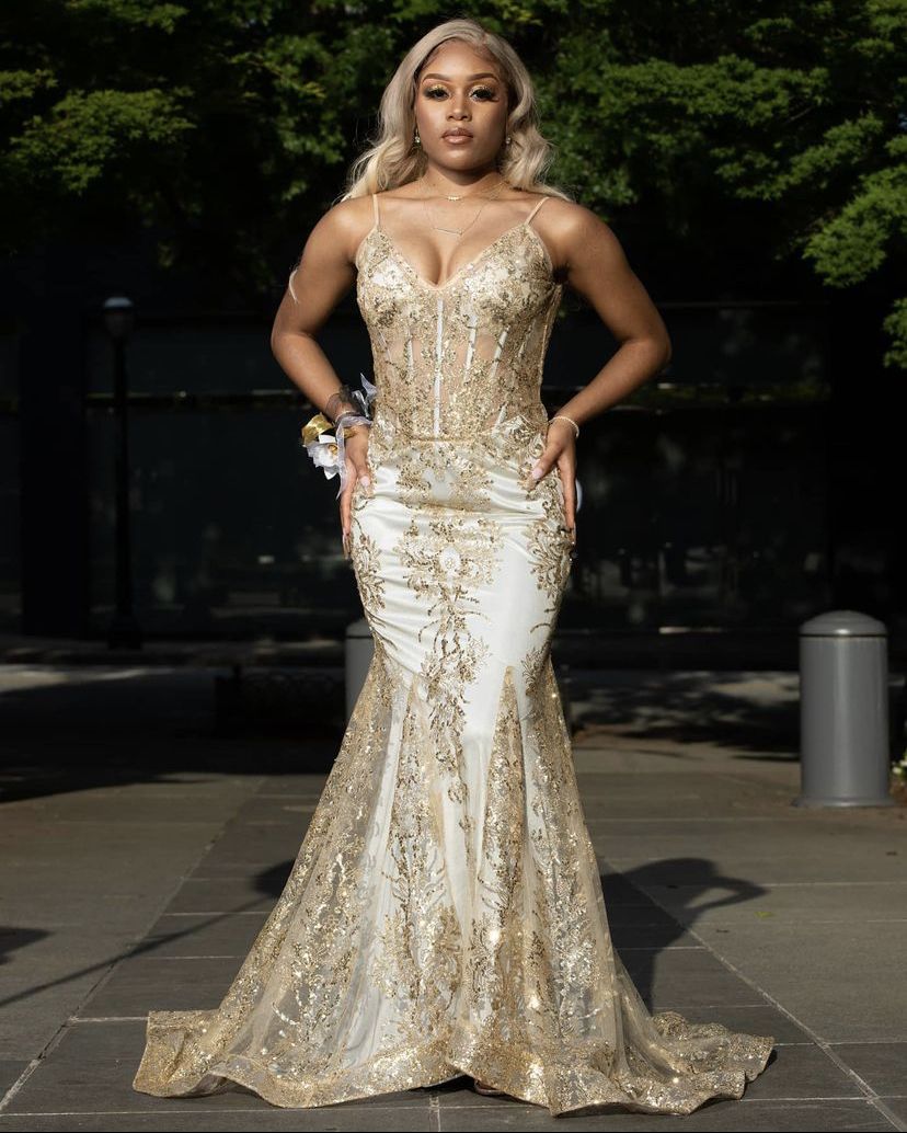 Elegantes Meerjungfrauen-Kleid mit Spaghettiträgern und goldenen Pailletten – Inspiration für schwarze Frauen und Mädchen: Festliche Abendkleider, lange Ballkleider AB1779