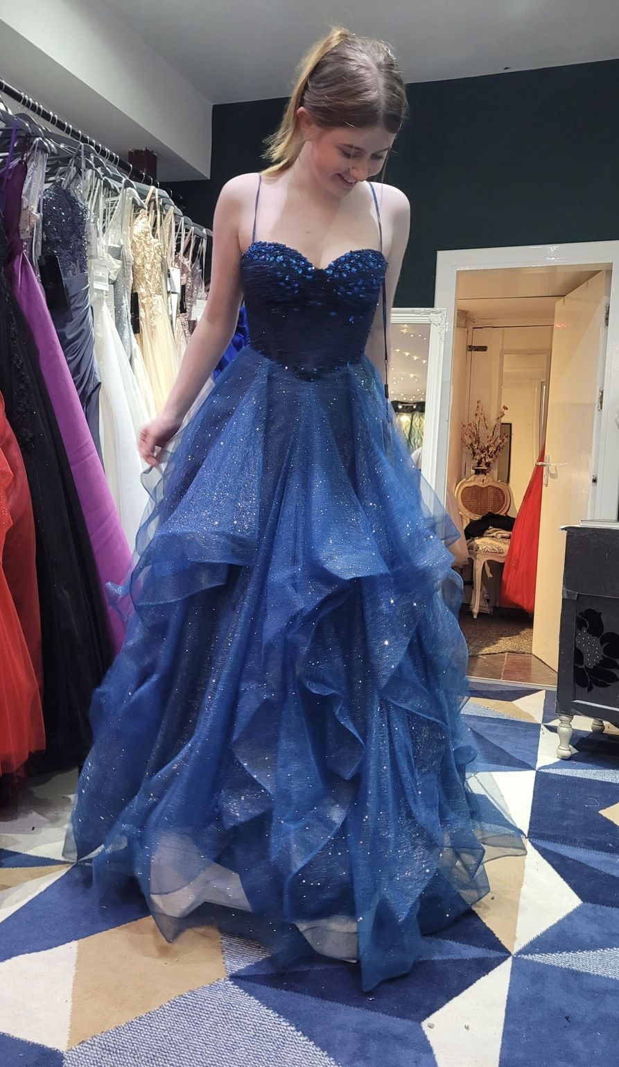 Einzigartiges Ballkleid mit Spaghettiträgern, Tülllagen, langes Abendkleid, formelle Inspiration, AB701