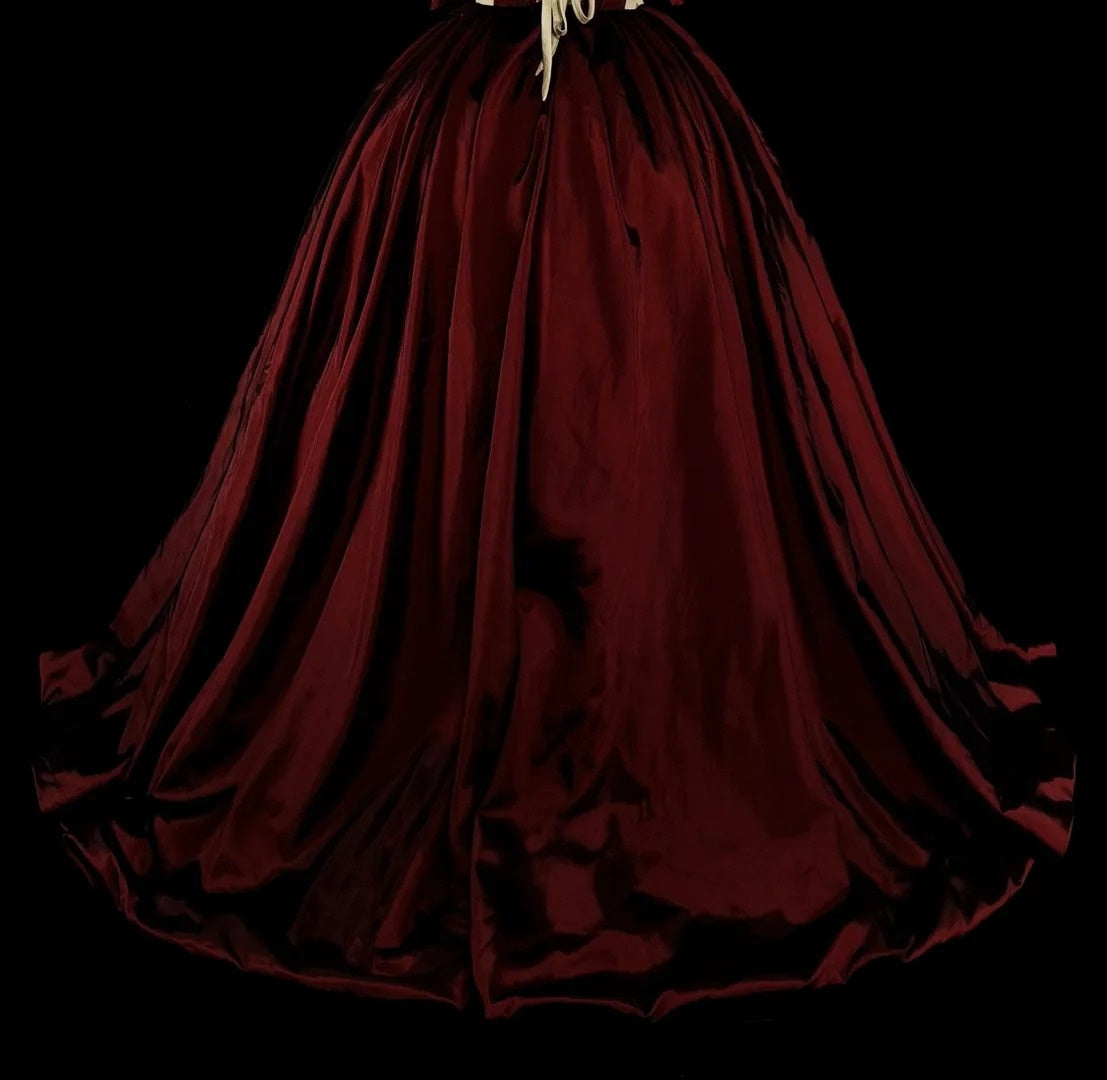 Robe de bal vintage années 1760, épaules dénudées, satin bordeaux plissé, longue, N1595