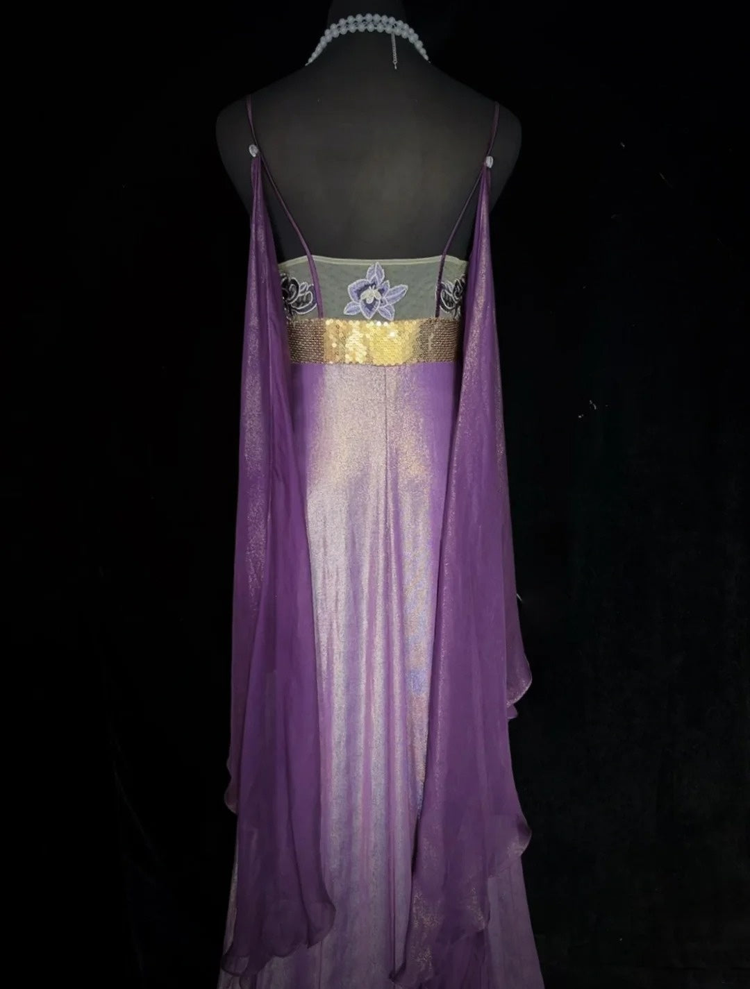 Bezaubernde Ballkleider A-Linie Spaghettiträger Lila Chiffon Mit Cape Langes formelles Abendkleid N3897