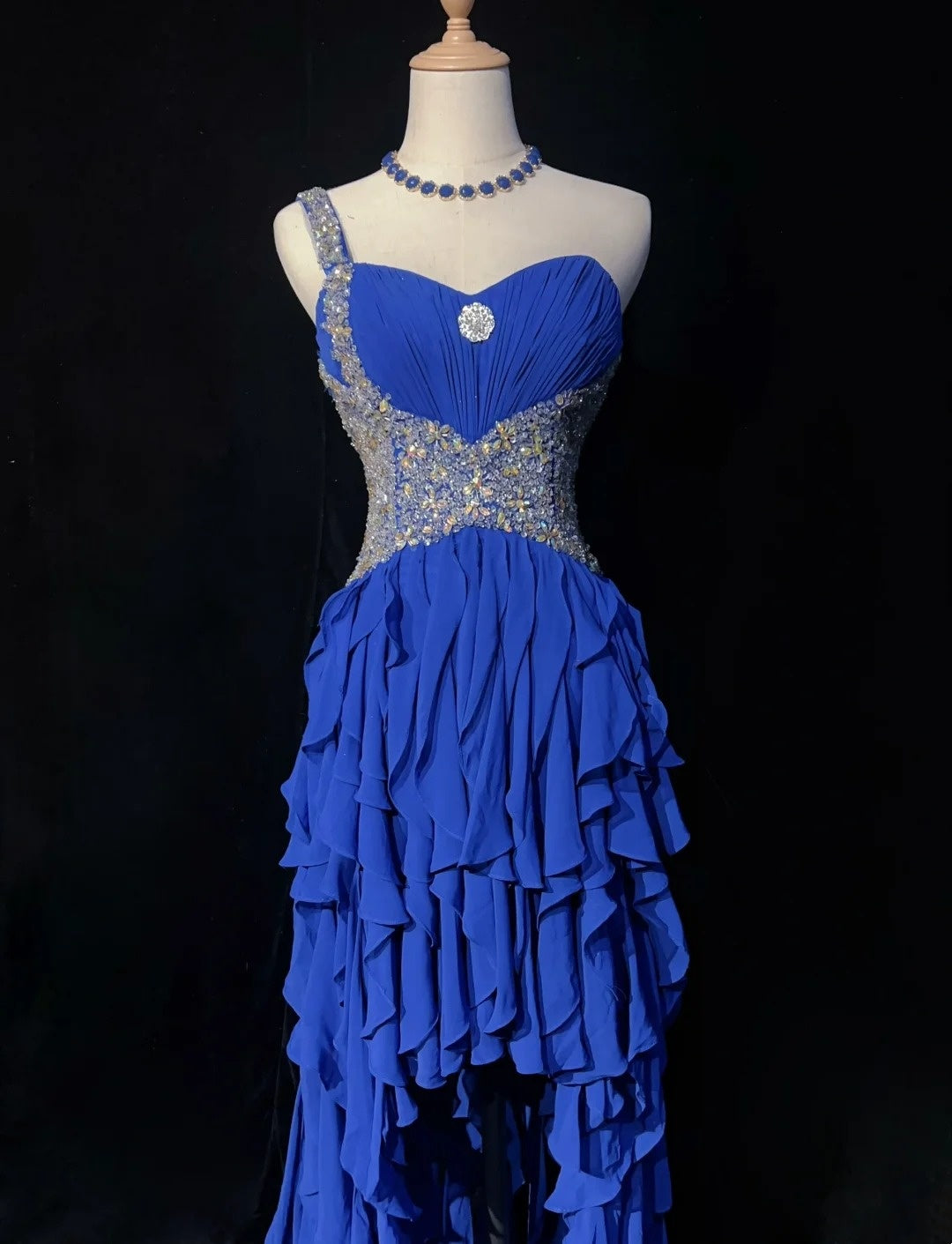 Elegante Abschlussballkleider A-Linie High-Low One-Shoulder Königsblau Chiffon mit Perlen ärmellos langes Abendkleid N2881