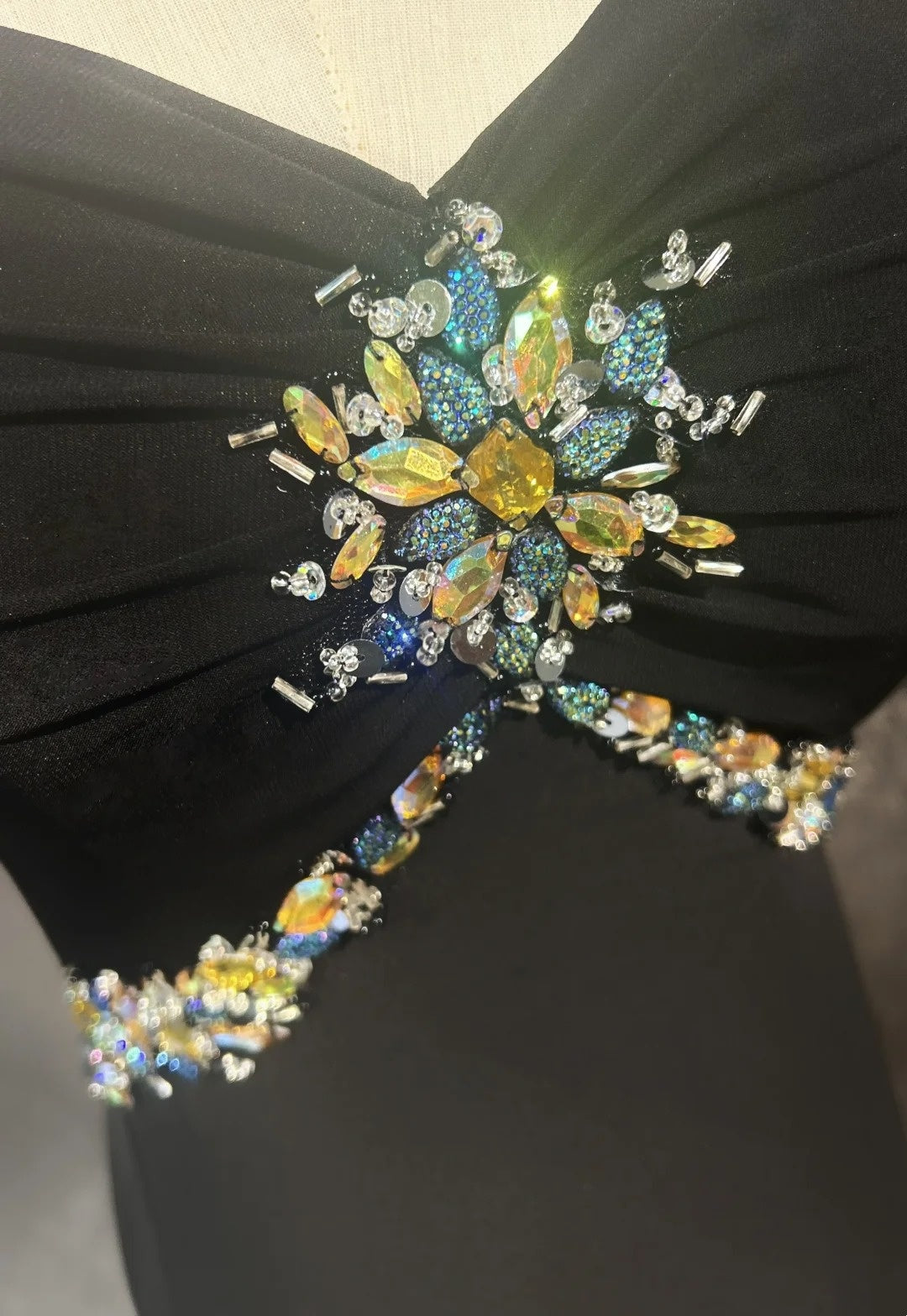 Vintage Abschlussballkleider Meerjungfrau Neckholder Black Tie Kleid Satin 70er Jahre mit Perlen Bestickt Rückenfrei Langes Abendkleid N2519