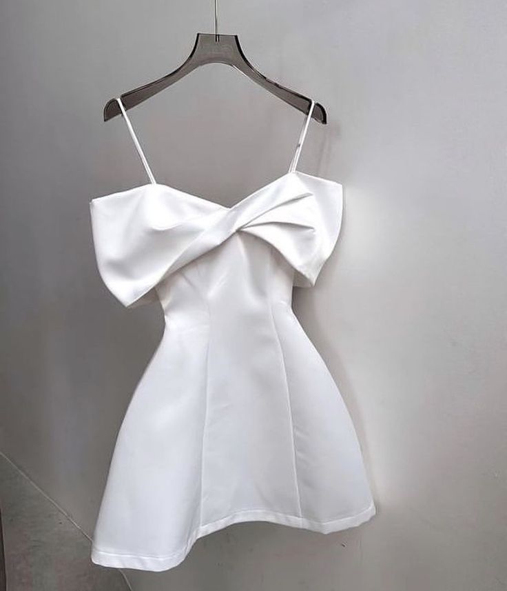 Belles Robes Courtes Esthétiques de Bal de Retour à la Maison en Ligne A Blanches à Bretelles Fines 12e Année RB4375