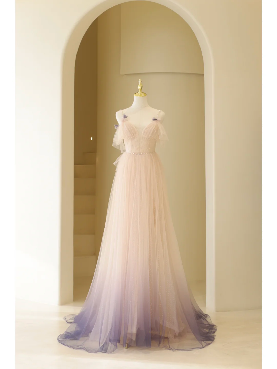 Robe de bal longue en tulle rose ombré raisin, coupe trapèze, col en V, idéale pour un 19e anniversaire. Modèle AB870.