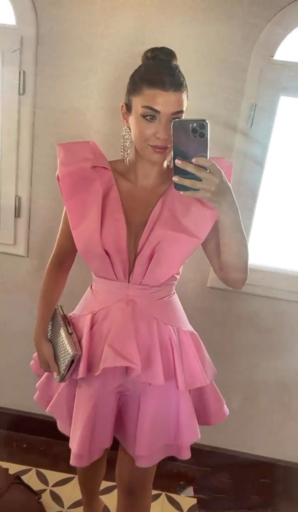 Elegantes A-Linien V-Ausschnitt Rosafarbenes Satin Frischling Abitur Kurz Mini Hoco Outfits Homecoming Kleider RB4402