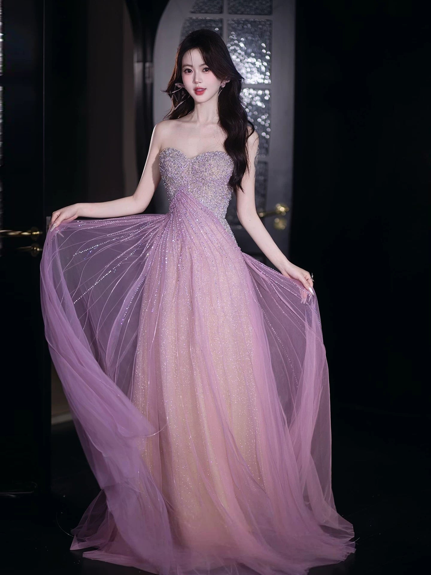 Robe de bal lilas sans manches en tulle à paillettes et décolleté cœur, coupe trapèze, ornée de sequins et de paillettes. Inspiration pour tenues de soirée et d'anniversaire (AB2213).