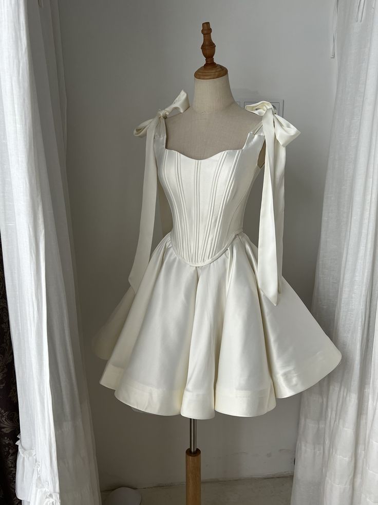 Niedliches Ballkleid mit Spaghettiträgern, Weiß mit Schleife, kurze Mini-Party-Outfits, Heimkehrkleider RB4234