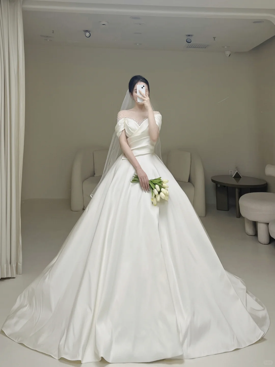 Zeitloses Brautkleid mit Faltenrock, schulterfreiem Ausschnitt und kurzen Ärmeln, Modell AB889