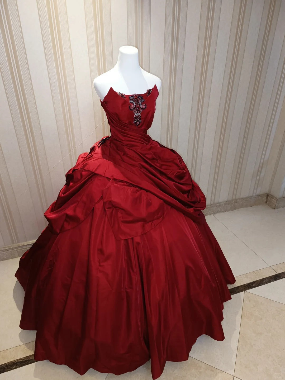 Robe de bal de princesse bustier en satin rouge avec des appliques pour robes de Sweet 16, robe de Quinceanera N4193