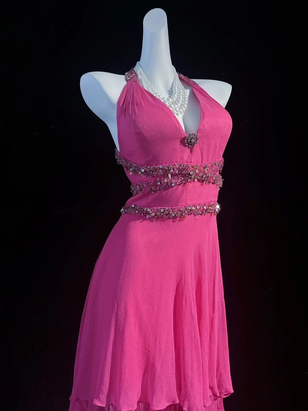 Robes de bal en mousseline rose coupe haute-basse licou longueur thé avec perles Tenues de soirée formelles RB3951