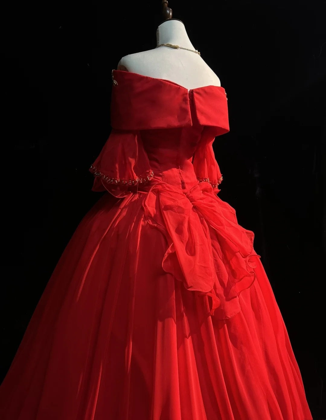 Robes de bal modestes à épaules dénudées en tulle rouge avec manches longues robe de bal N3292