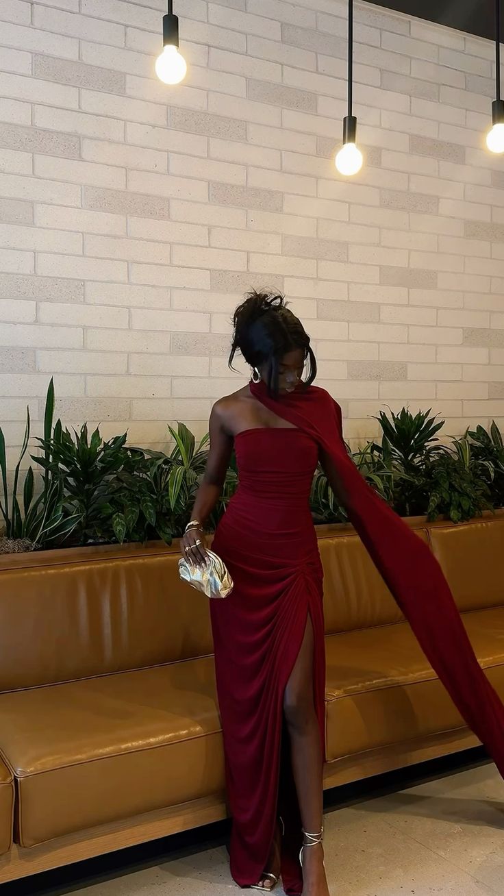 Robe longue maxi bordeaux élégante et raffinée en mousseline avec fente, idéale pour les soirées d'anniversaire (AB2308)