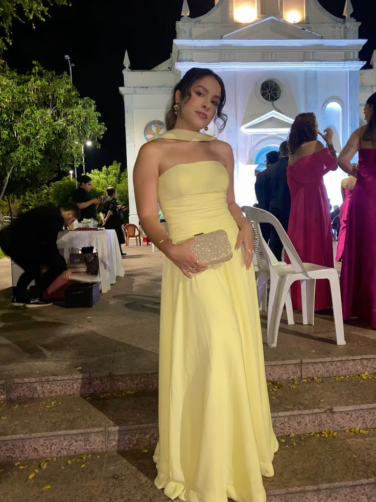 Robe de bal longue jaune en mousseline de soie, bustier, coupe trapèze, avec foulard intégré. Idéale pour une invitée à un mariage ou une soirée (N283).